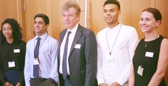 Apprentices give evidence to Parliamentary inquiry image