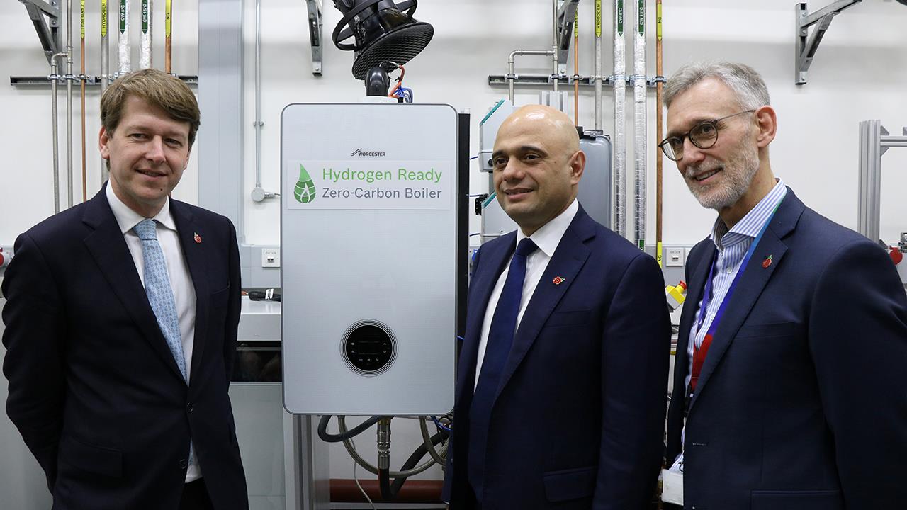 Chancellor visits Worcester Bosch HQ to see 'hydrogen-ready' boiler image