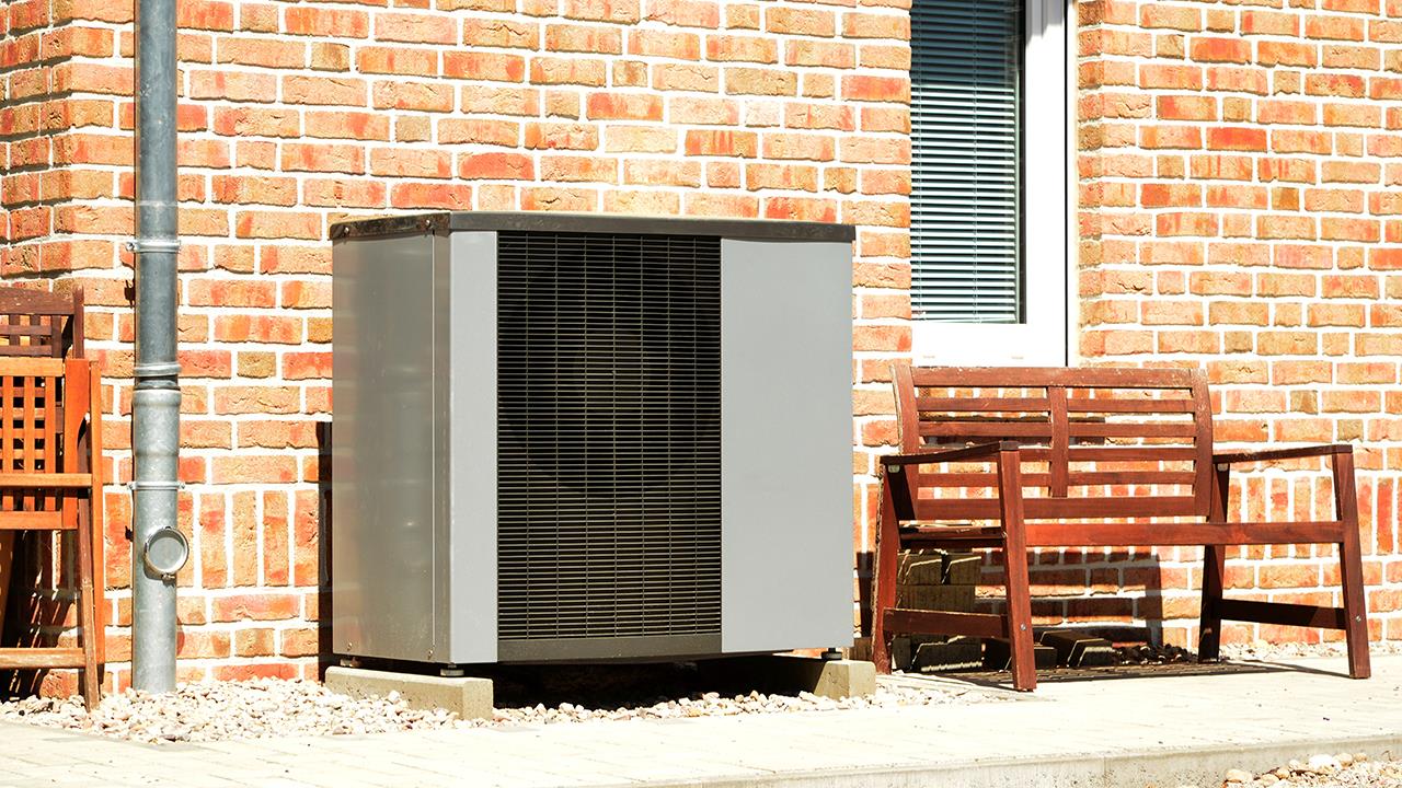Government announces £5,000 heat pump grants for homeowners image