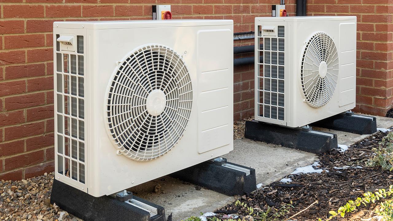 BEIS Secretary of State welcomes new heat pump installer training image