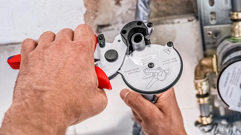 Knipex introduces pipe cutter for composite and plastic pipes image