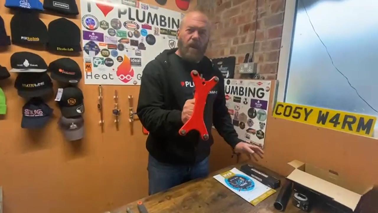 Andy Cam reviews Pipe Vise's Bigfoot pipe vice and Amigo wrench image