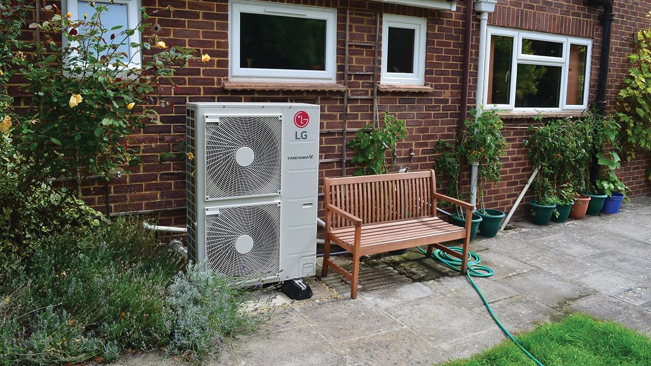 Detailing the differences between split and monobloc heat pumps image