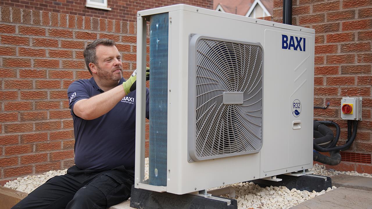 Heating engineers split on whether to begin fitting heat pumps, report finds image
