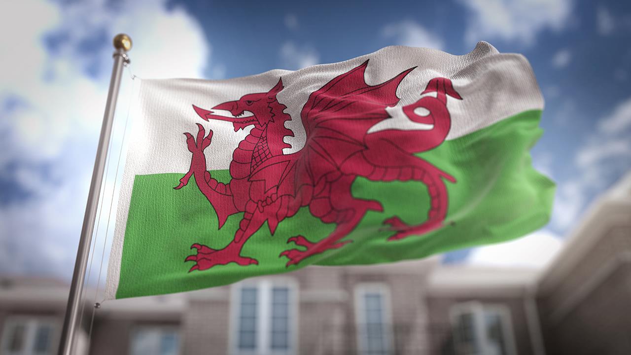 Welsh. Флаг Уэльса. Уэльс флаг флаг. Флаг Великобритании с Уэльсом. Флаг Уэльса фото.